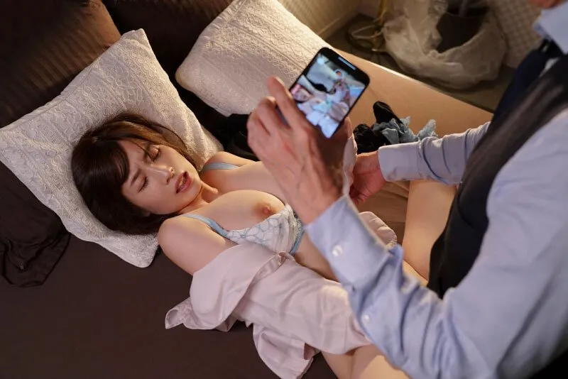 Sếp chuốc thuốc em thư ký bắt xxx cả đêm khi đi bàn việc làm ăn xa